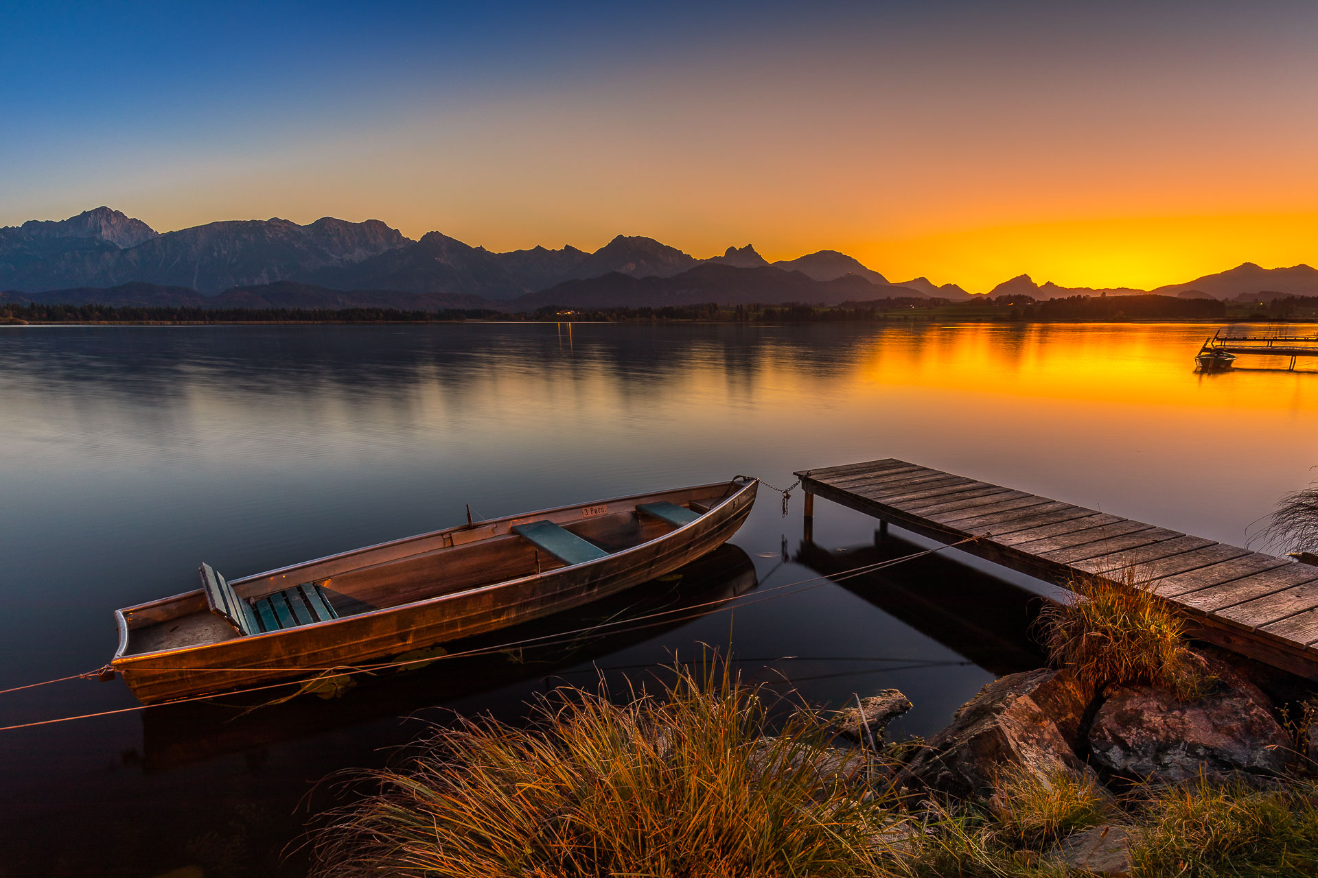 Am Hopfensee liegt ein Boot Richtung West