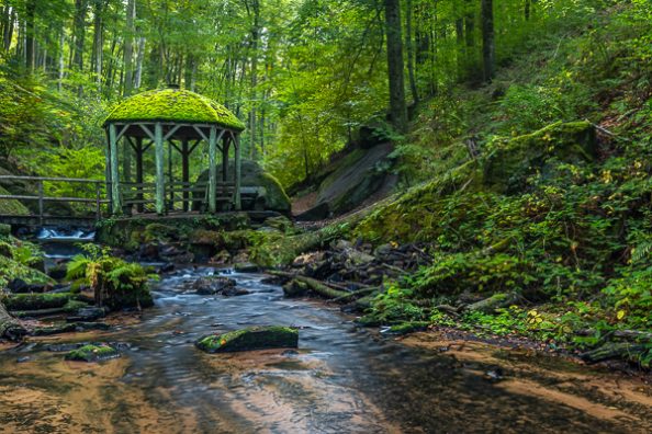 karlstalschlucht-bach-pavillon-filterfotografie Landschaftsfotografie im Pfälzerwald mit herbstlichem Bodennebel in der Mehlinger Heide